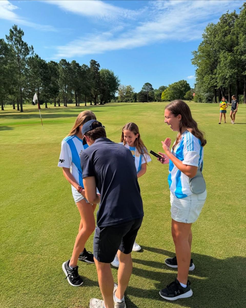 BUENA ONDA. Colapinto firmó autógrafos a los fanáticos que se acercaron a saludarlo en el Tortugas Country Club, de Pilar.