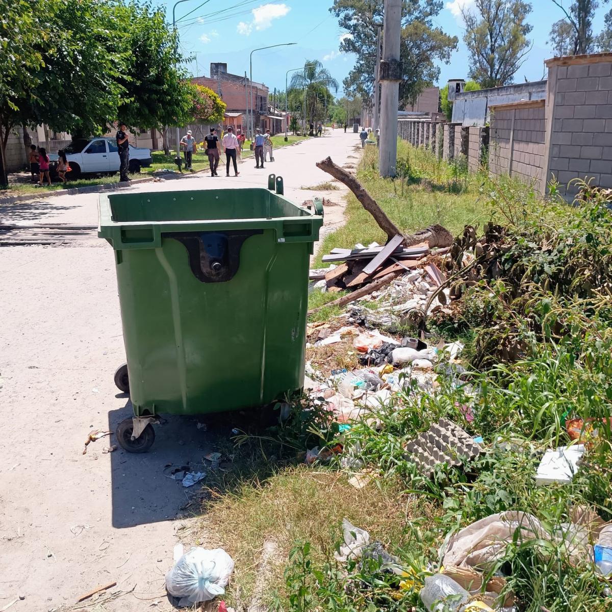 LIMPIEZA. Escombros, basura, todo va al contenedor. 