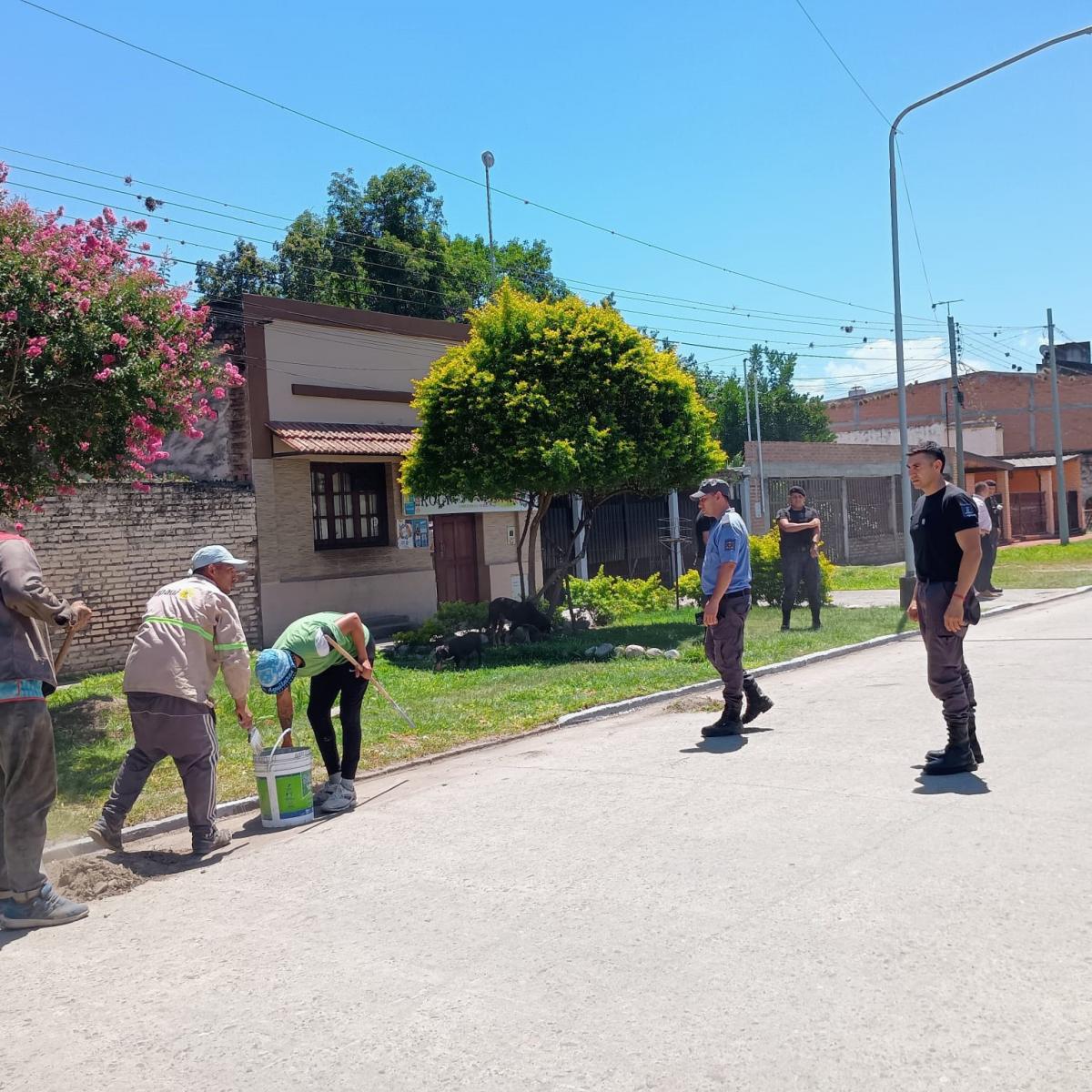 PINTURA DE CORDONES. Tareas de mantenimiento cercanas a escuelas.   