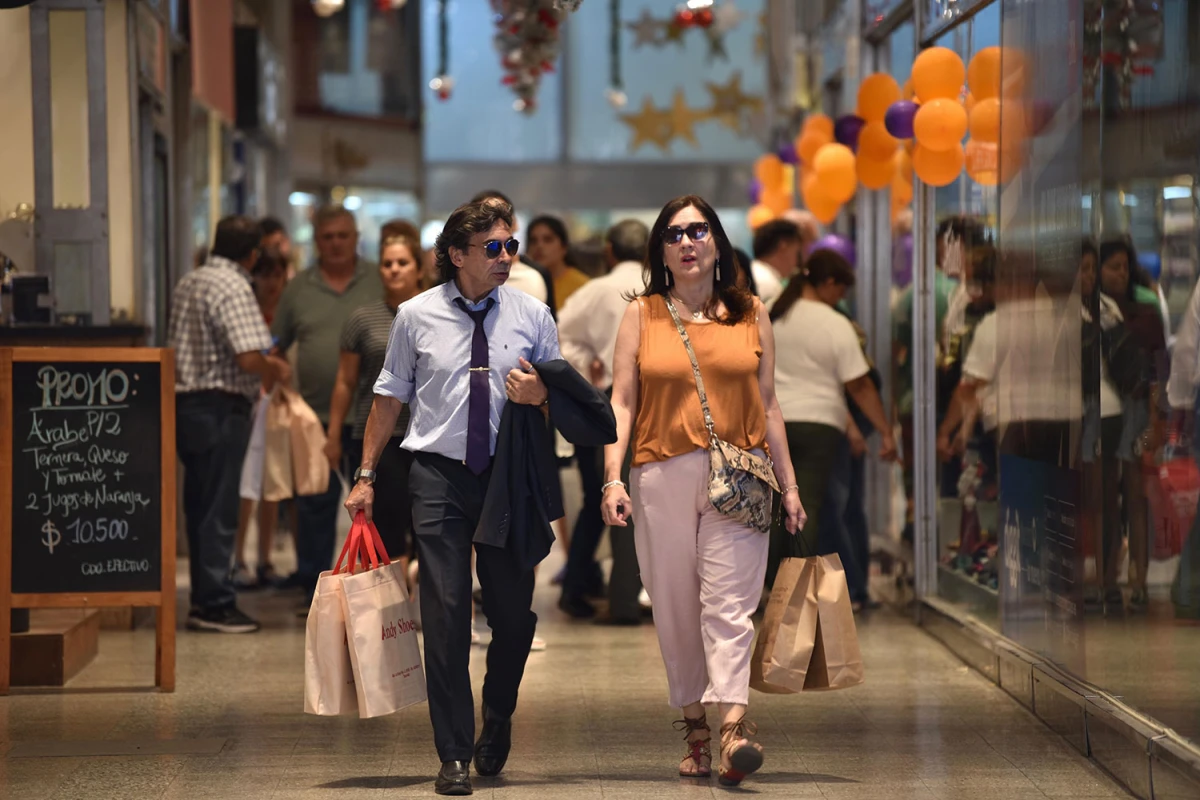 COMPRAS NAVIDEÑAS. A las 16 de hoy los locales comerciales dejarán de atender al público para que sus empleados tengan la posibilidad de llegar con tiempo a la preparación de los festejos de la noche. LA GACETA/FOTO DE INÉS QUINTEROS ORIO 