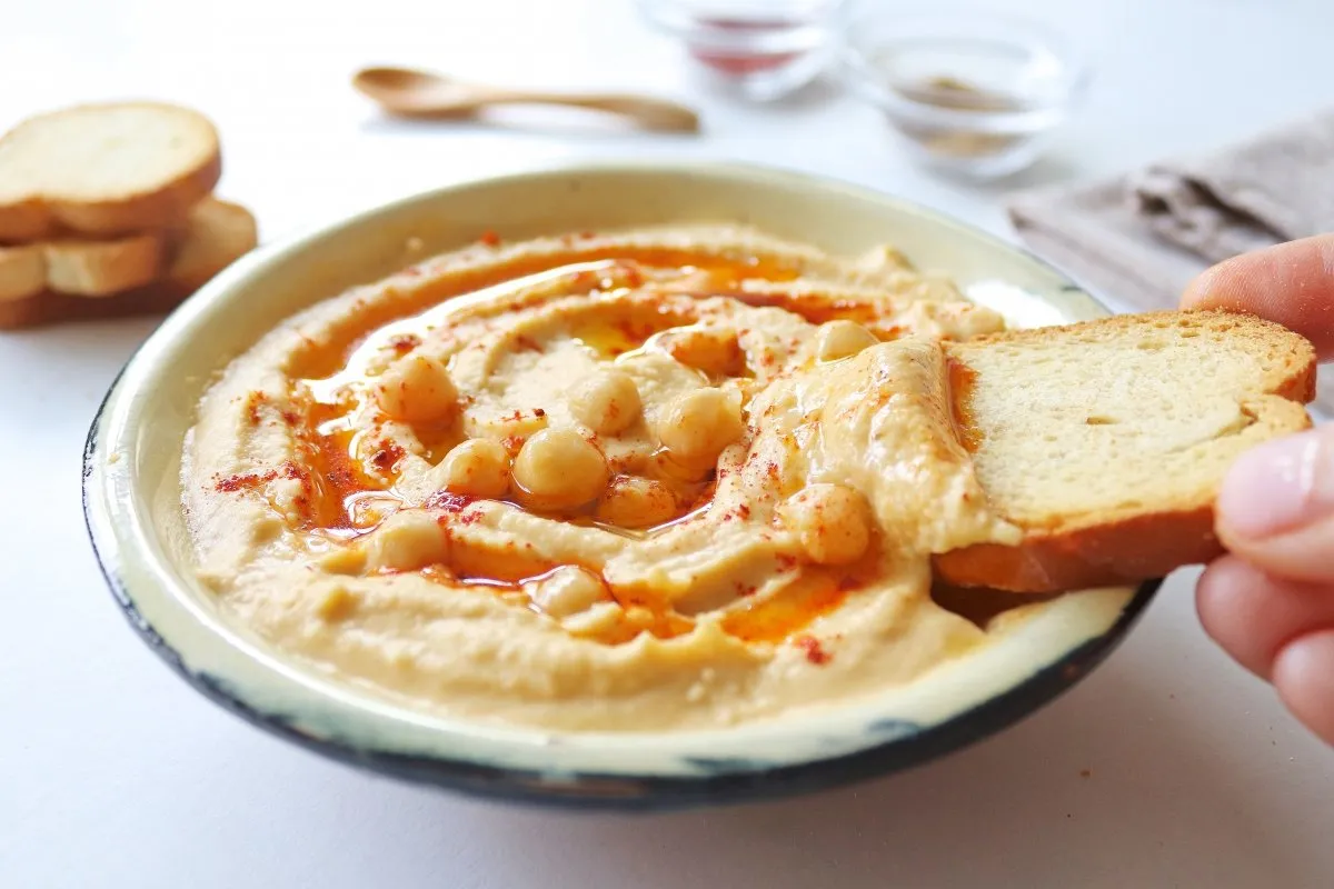 Hummus de garbanzos casero: paso a paso, cómo prepararlo para esta Nochebuena