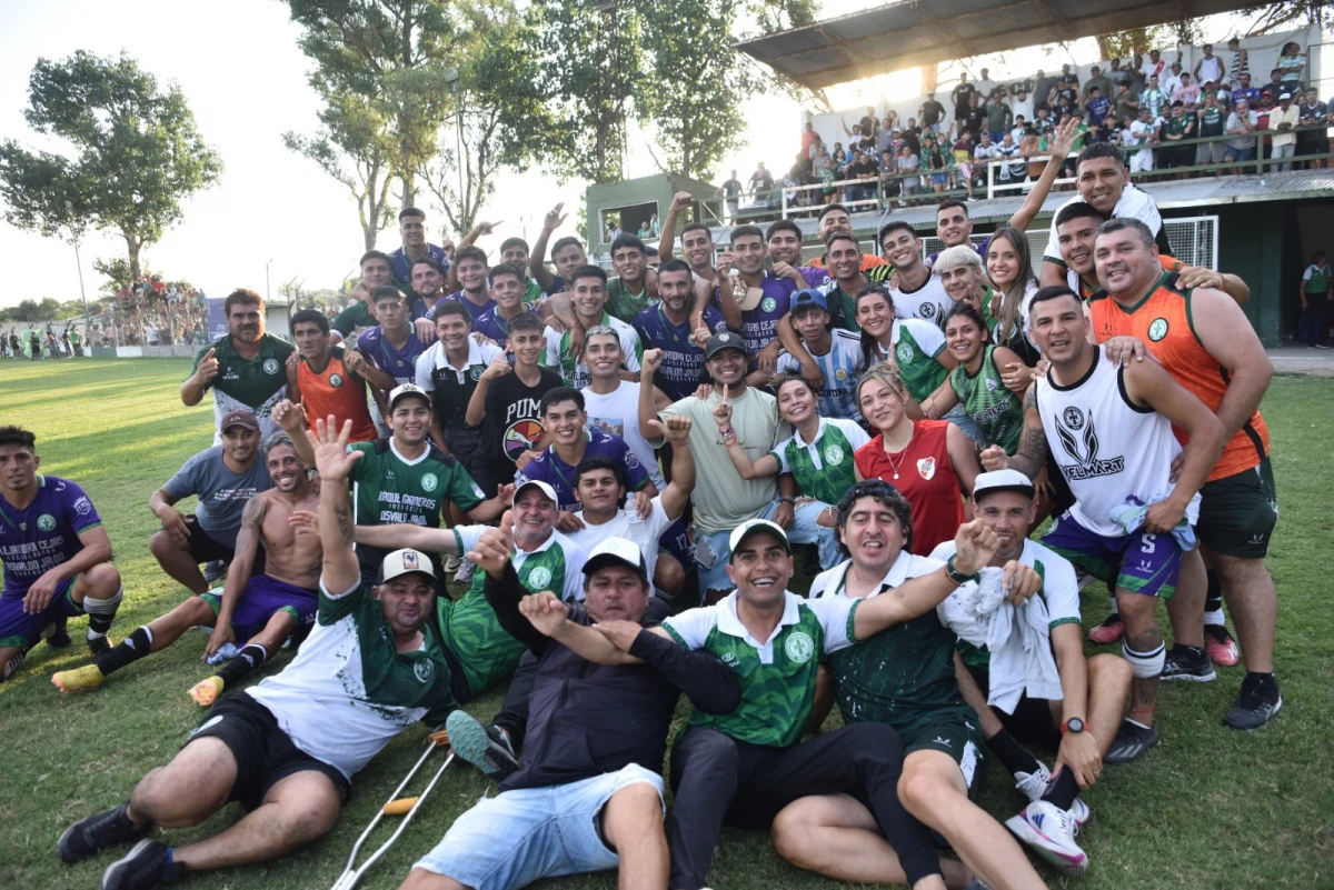 TODOS JUNTOS. El plantel de Graneros está decidido a ir por todo en el Regional Federal Amateur.