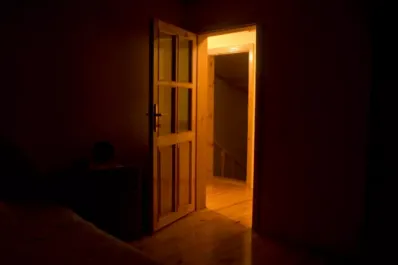 ¿Qué es más seguro: dormir con la puerta abierta o cerrada?