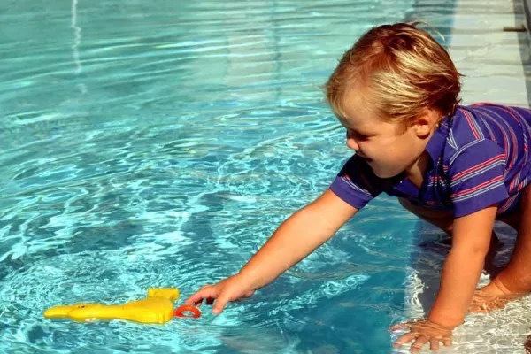 Verano seguro: qué hacer si un niño se ahoga en la pileta