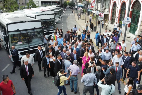 Presentaron los primeros colectivos adquiridos por la Provincia para renovar el transporte público