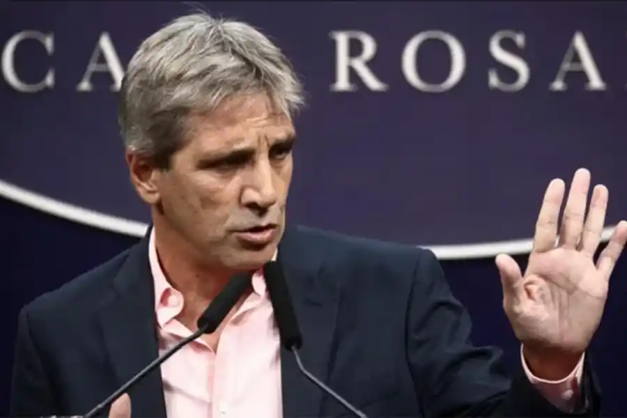 OBJETIVO. Caputo trata de frenar la suba de los dólares financieros.