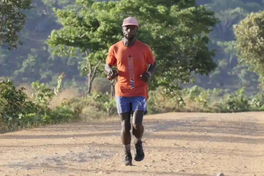 Deo Kato atravesó todo el continente de africano para elevar conciencia sobre el racismo.