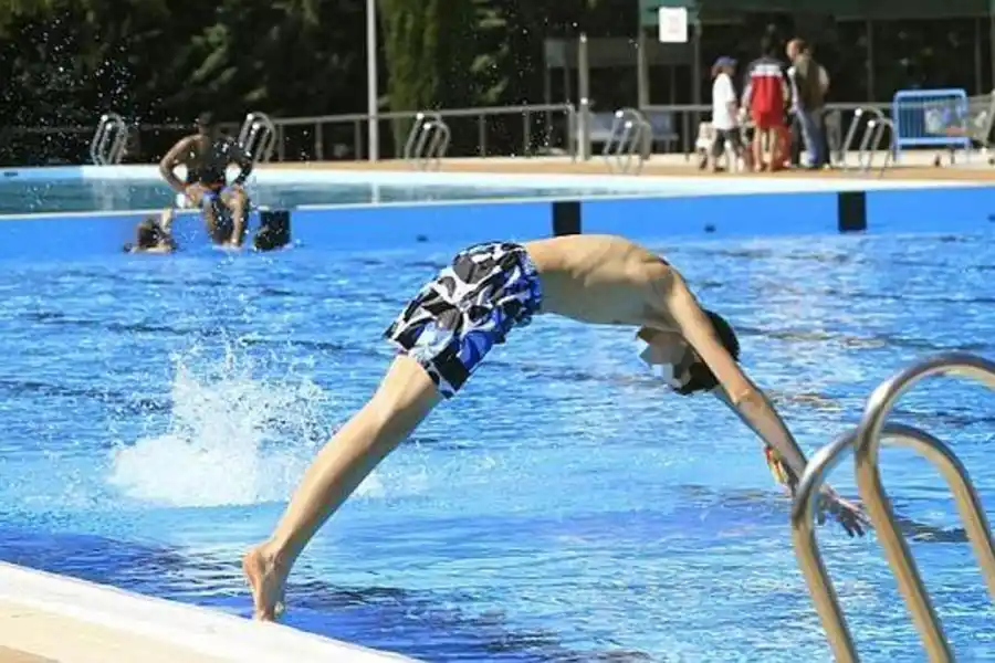 La supervisión de un adulto es crucial aunque el niño sepa nadar.