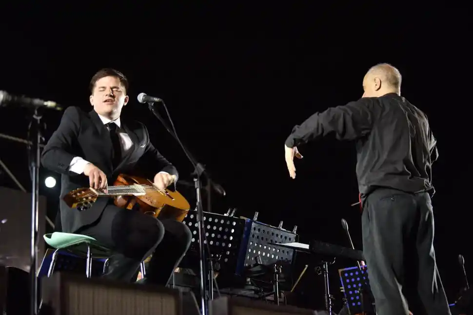 ESTELAR. Nahuel Penissi impactó con sus interpretaciones. Junto a él, el carismático director de la Sinfónica, Roberto Buffo.  la gaceta / fotos de inés quinteros orio