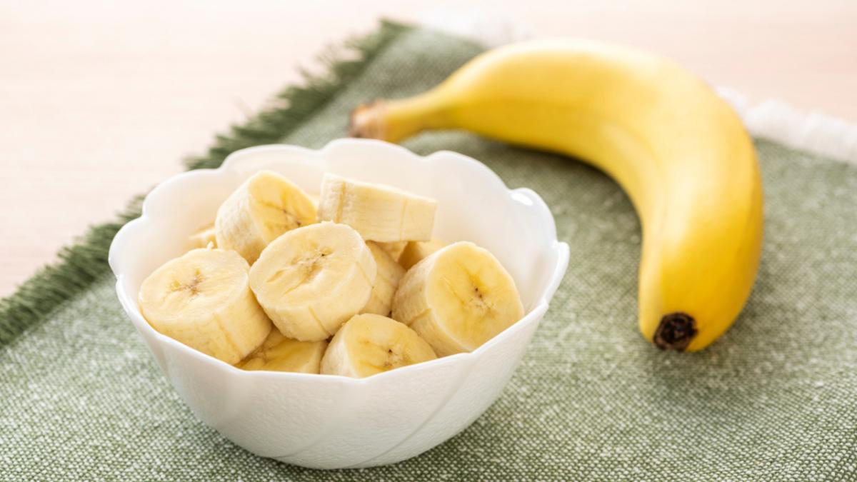 3 Alimentos Demonizados Que En Realidad Son Saludables 4 Debido a su contenido de azúcar, la banana ha sido considerada poco saludable.