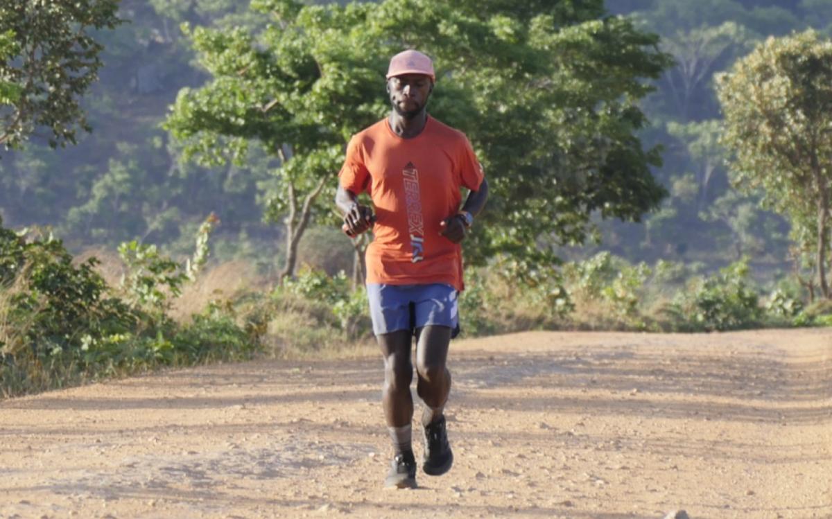 Deo Kato atravesó todo el continente de africano para elevar conciencia sobre el racismo.