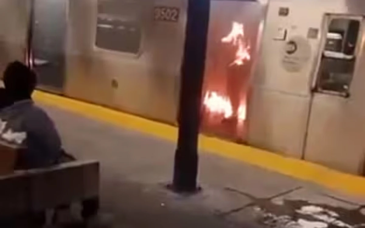 Un hombre prendió fuego a una mujer en el metro de Nueva York. Captura