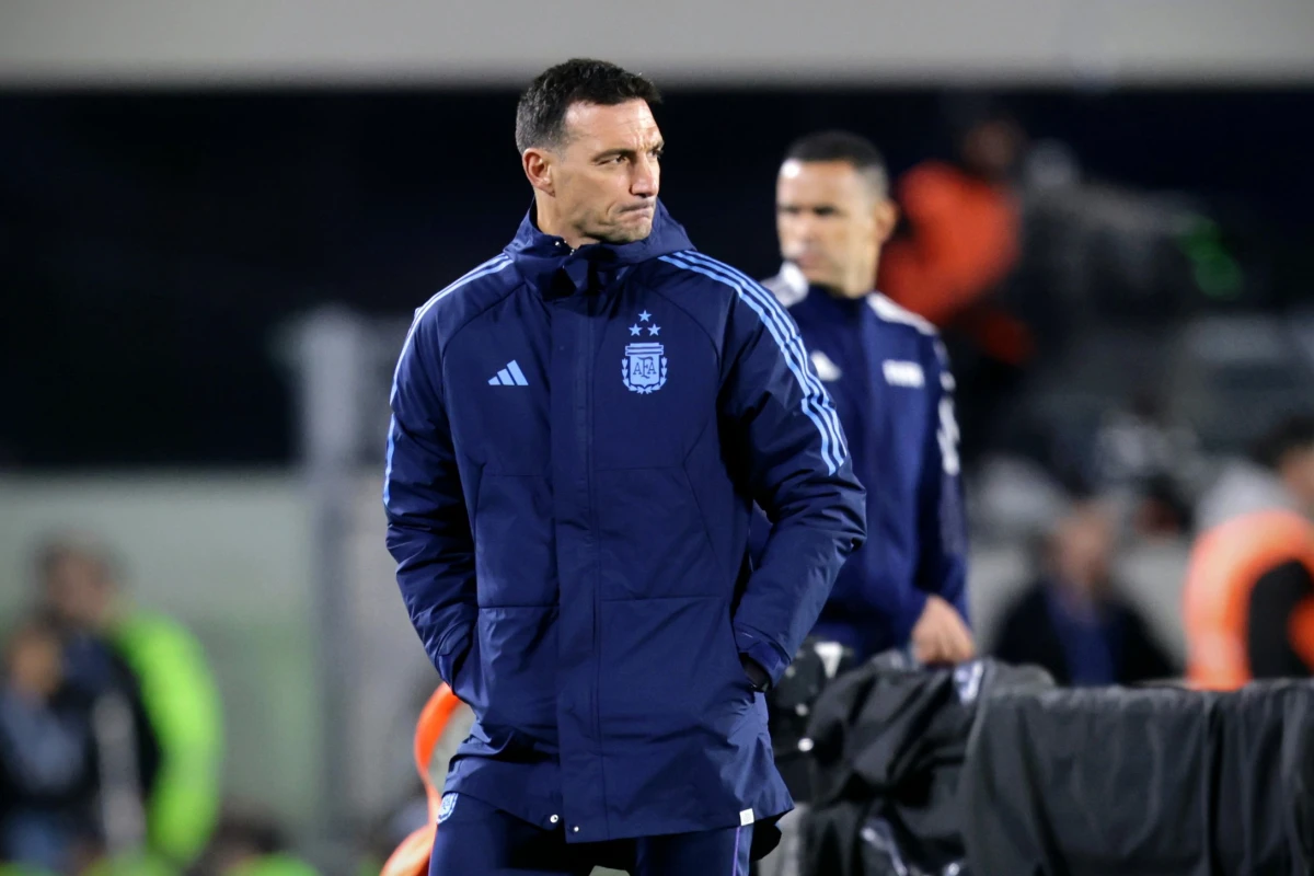 BUENA ONDA. Lionel Scaloni recibió a una pareja de fanáticos de Los Andes y hasta se colocó la camiseta del club.