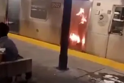 Horror en Nueva York: un hombre prendió fuego a una mujer en un subte y se sentó a observarla