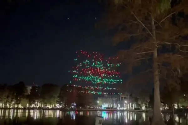 Espectáculo navideño termina en tragedia: drones caen del cielo y hieren gravemente a un niño de siete años