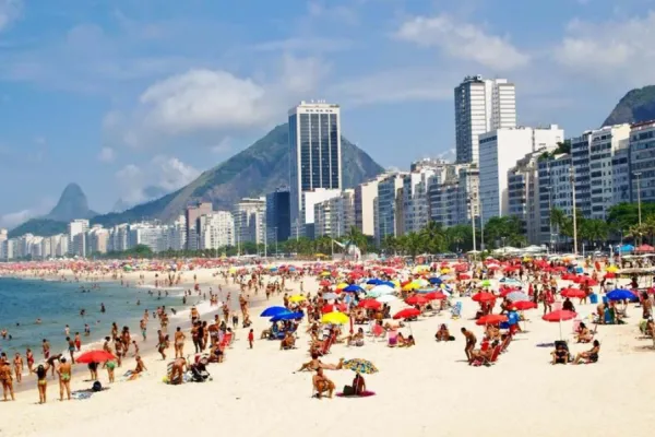 Alertan por aguas contaminadas en las playas de Brasil