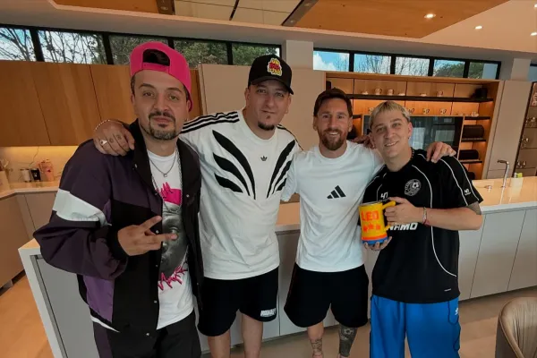 Lionel Messi se reunió con los chicos de Un Poco de Ruido y hasta mostró su jarra especial