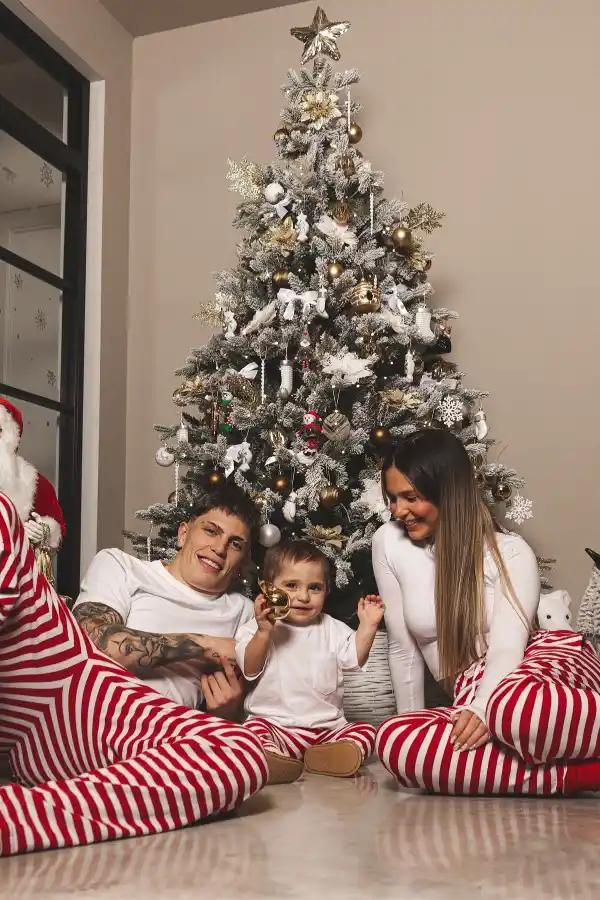 LISTOS PARA LA OCASIÓN. Alejandro Garnacho posa junto a su familia y el árbol de Navidad.