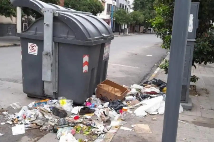 LA GACETA en WhatsApp: Tres meses con un montículo de basura y escombros