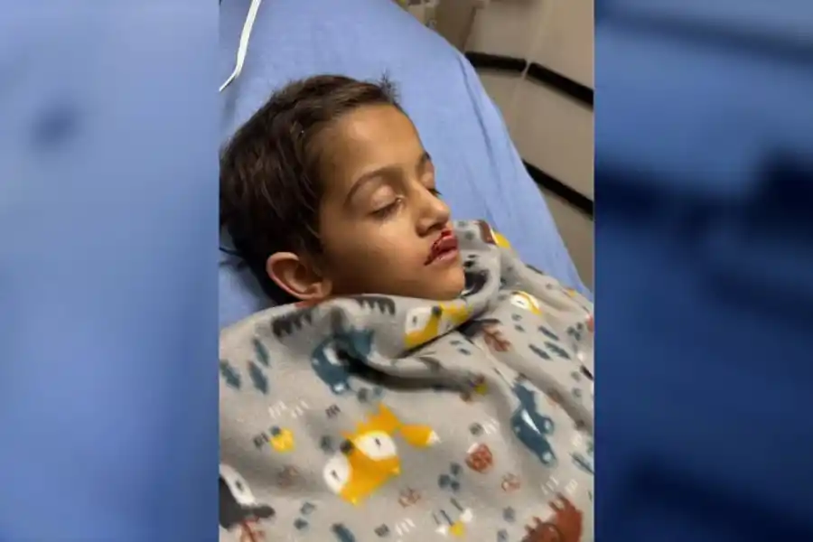 Alezander, de 7 años, se sometió a una cirugía a corazón abierto después de sufrir una lesión durante el espectáculo de drones de la ciudad de Orlando en el parque Lake Eola el sábado, dijeron sus padres. (Crédito: Adriana Edgerton)