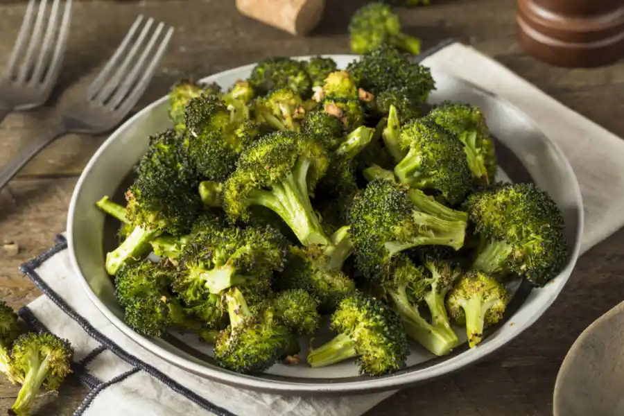 Comer verduras como el brócoli ayuda a nuestro cuerpo a limpiar las toxinas.