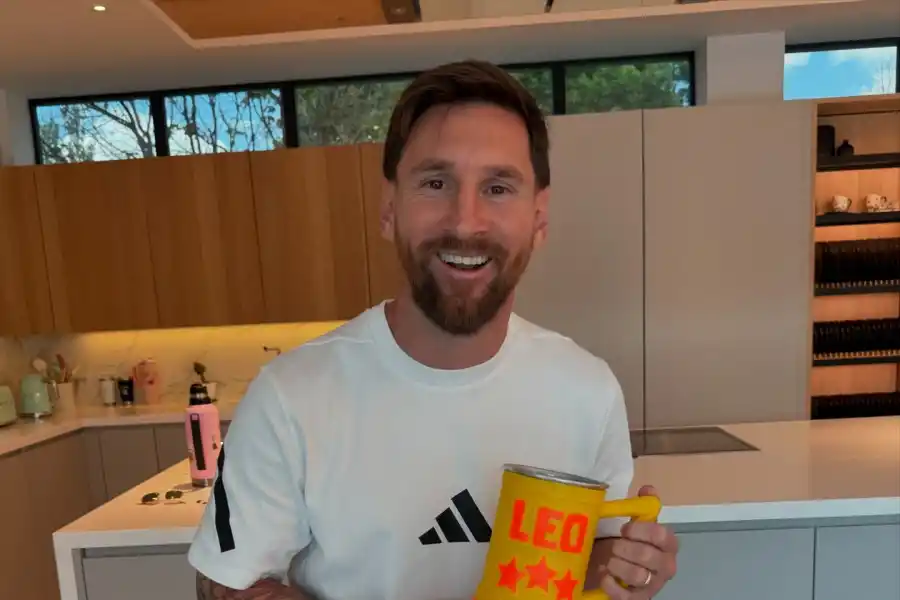 FELIZ. Messi mostró su jarra especial para estas Fiestas.