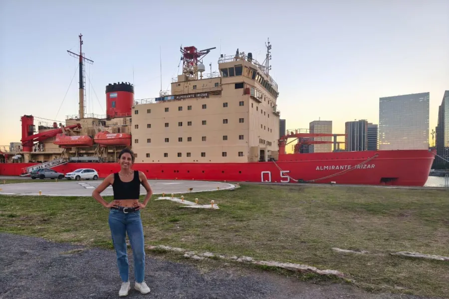 UNA SONRISA DE FELICIDAD. Lucía Maisano posando con el barco ARA Almirante Irízar./ LUCÍA MAISANO