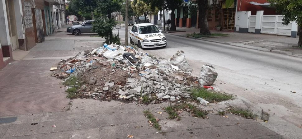 LA GACETA en WhatsApp: Tres meses con un montículo de basura y escombros