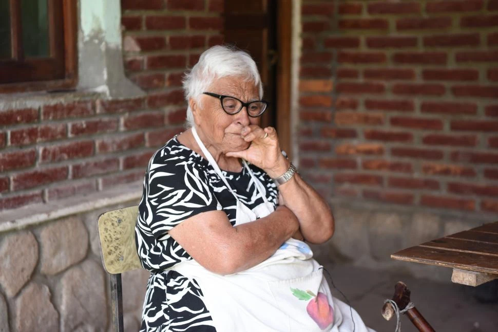 EMOCIONADA. Ángela López, de 85 años, fue la esposa de Braulio Mamaní; al enterarse de la noticia, comenzó a caminar hacia el lugar del trágico accidente. LA GACETA / FOTOs DE ANALIA JARAMILLO