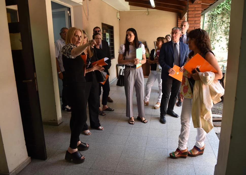 RECORRIDA. La licenciada Carolina Moreno muestra la casa. Detrás suyo, la jueza Ana Farías. la gaceta / foto de inés quinteros orio