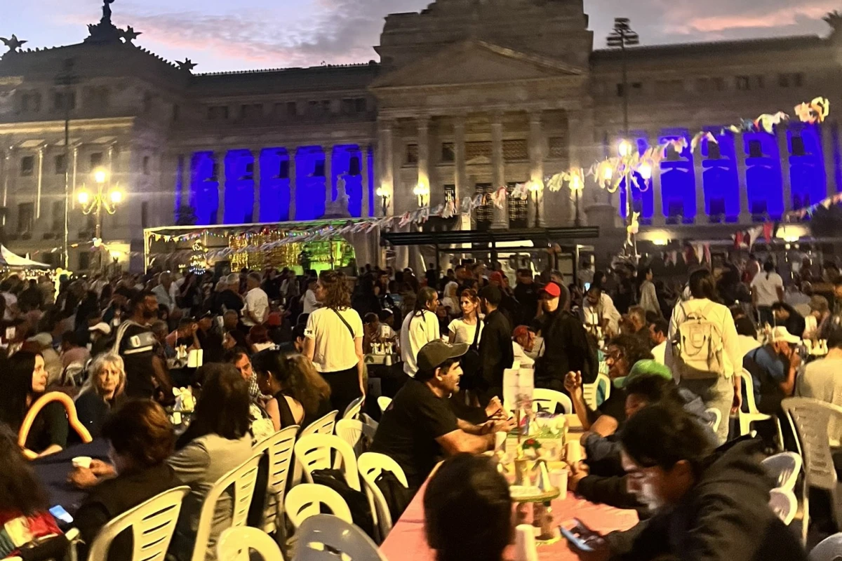 Cena navideña, frente al Congreso nacional. FOTO X@OfeFernandez_