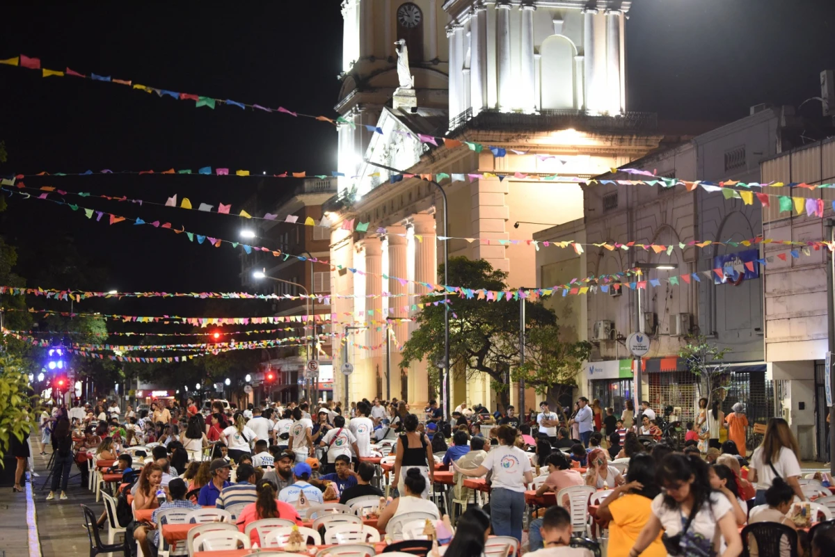 NAVIDAD DIFERENTE. Las mesas en frente de la Catedral, llenas de gente para pasar Nochebuena. LA GACETA / FOTO DE DIEGO ARÁOZ