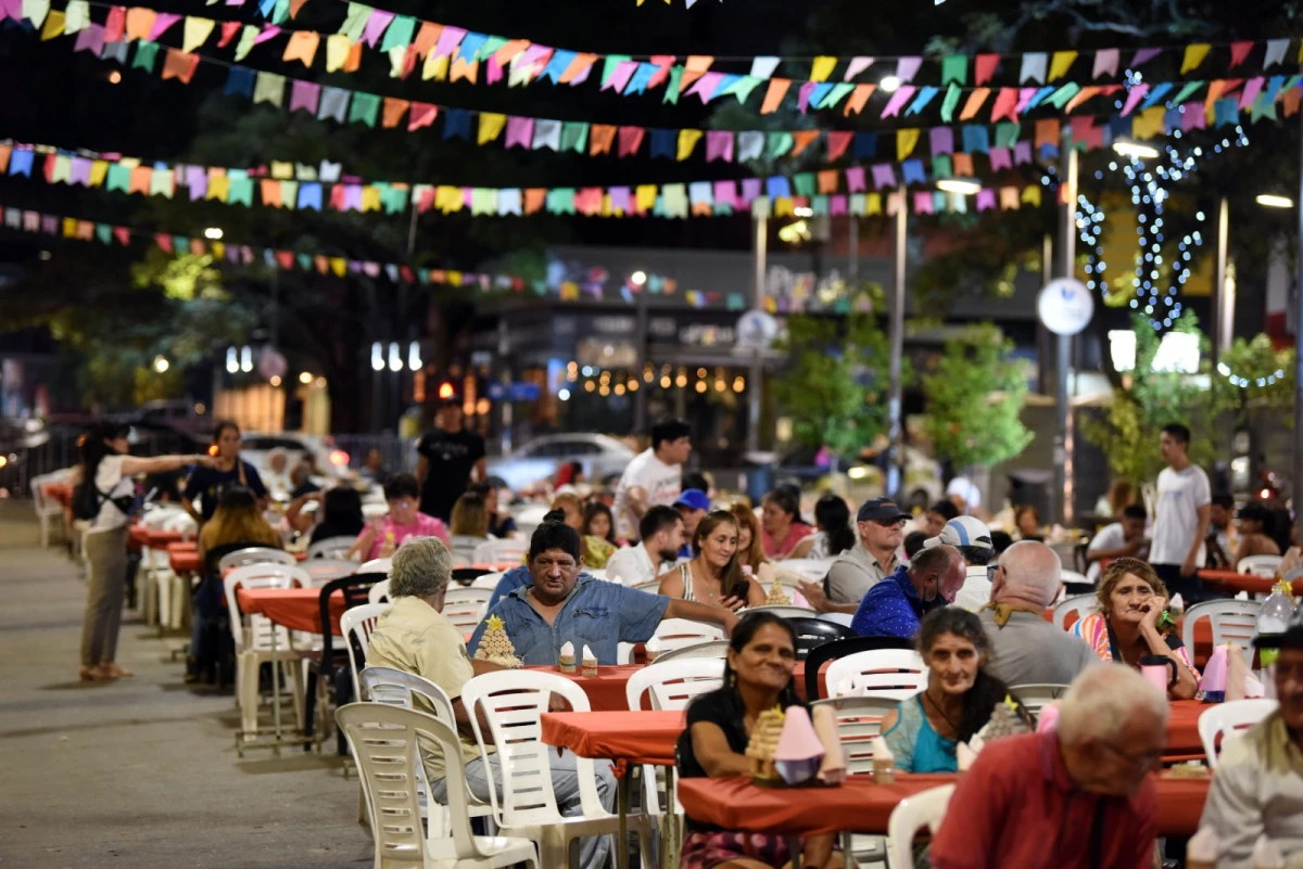 REUNIDOS. Los asistentes tuvieron que soportar algo de lluvia, pero aún así pasaron una noche agradable. LA GACETA / FOTO DE DIEGO ARÁOZ