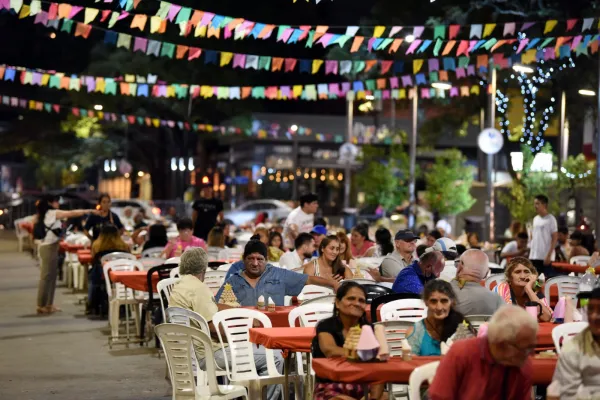 La otra cara de la Navidad: Un platito de comida, esa es la felicidad más grande, el duro relato de una mujer de 77 años en una cena solidaria