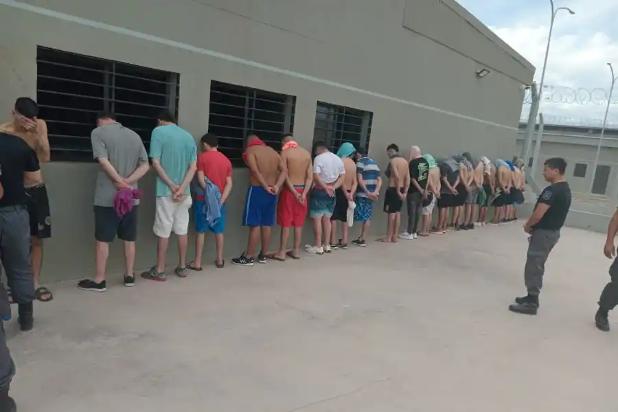 VIDEOS. Por protestar, trasladaron a 100 detenidos al penal de Benjamín Paz