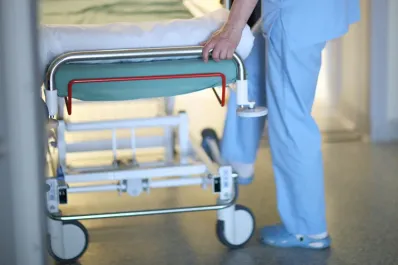 Tras el último aumento, ¿cuánto ganará un camillero y un enfermero en enero de 2025?