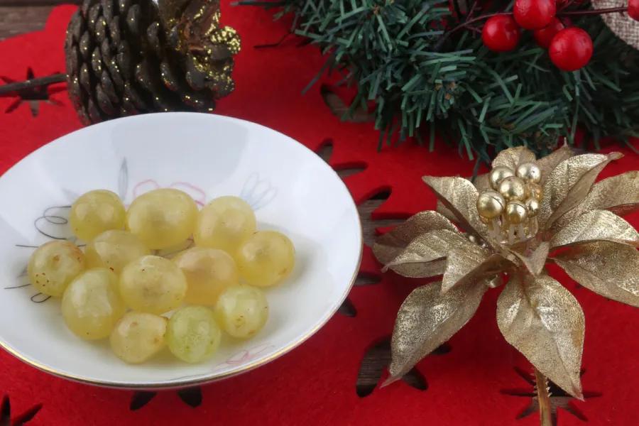 Las 12 uvas en Nochevieja están entre las supersticiones más compartidas de fin de año.