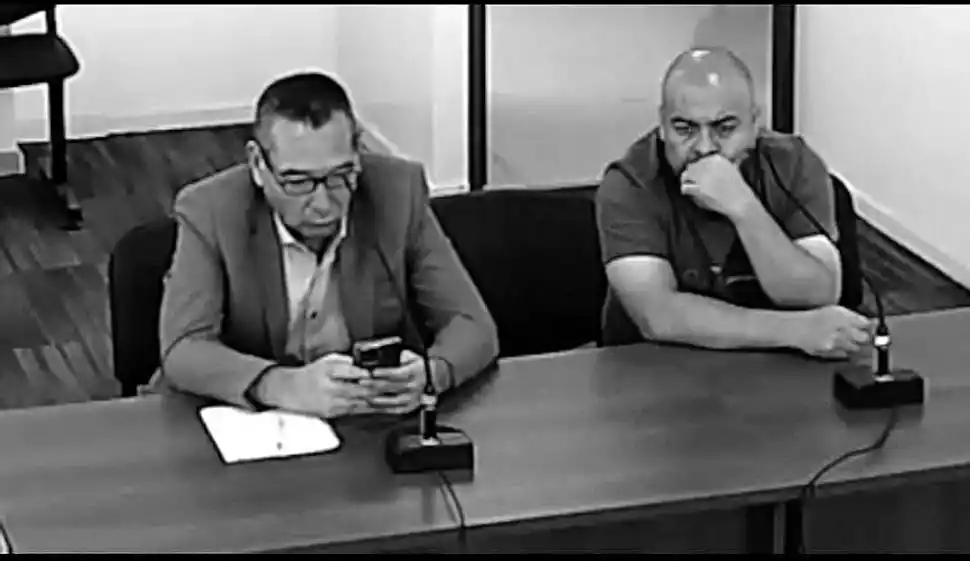 Agravan los cargos al policía acusado de estafa