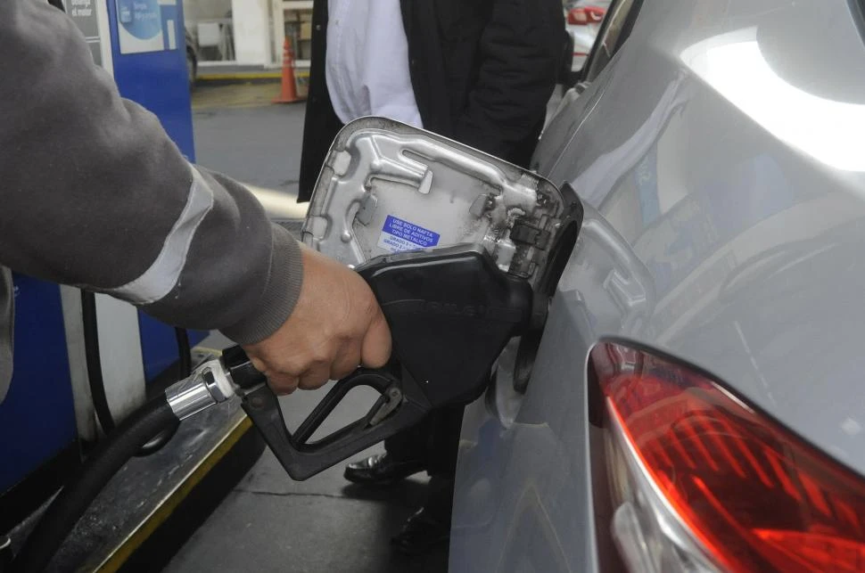 Mercado de combustibles: por el precio, los automovilistas cargan más Súper que Premium