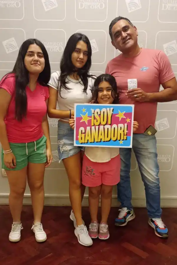 AFORTUNADO. Nelson González y sus hijas María Luz, Ámbar y Paula.