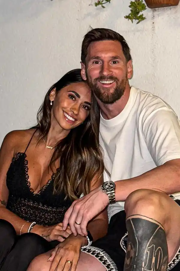 JUNTOS. Lionel Messi posó con Antonela Rocuzzo durante las festividades. 