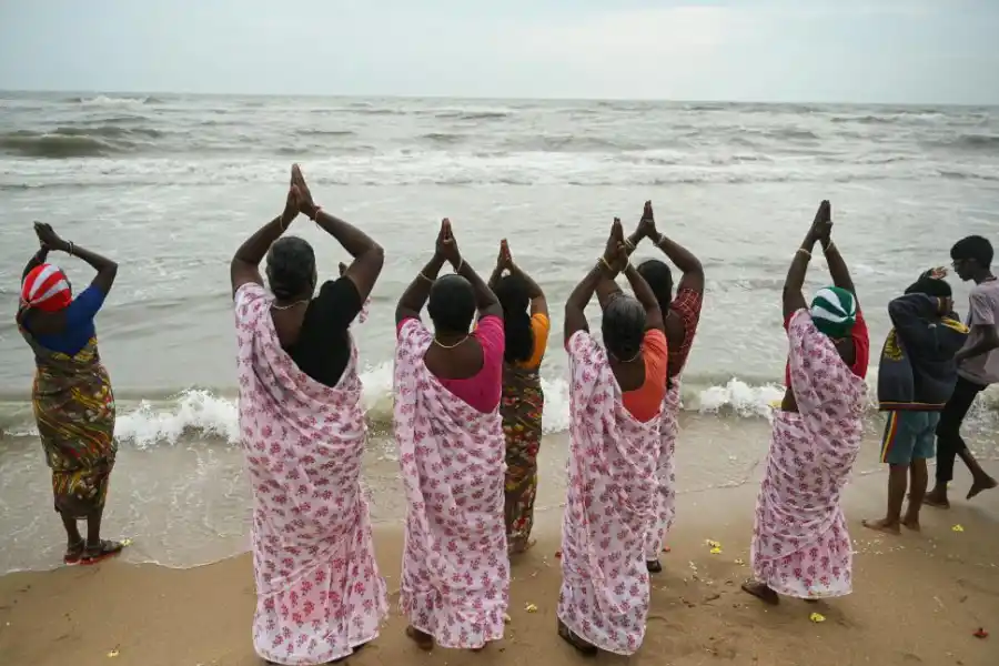 INDIA. Homenaje ritual en la playa Pattinapakkam en Chennai.