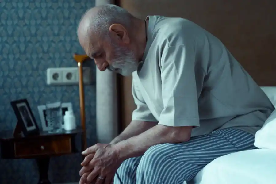 El 33% de los adultos mayores se siente solo, según un informe de la Cruz Roja