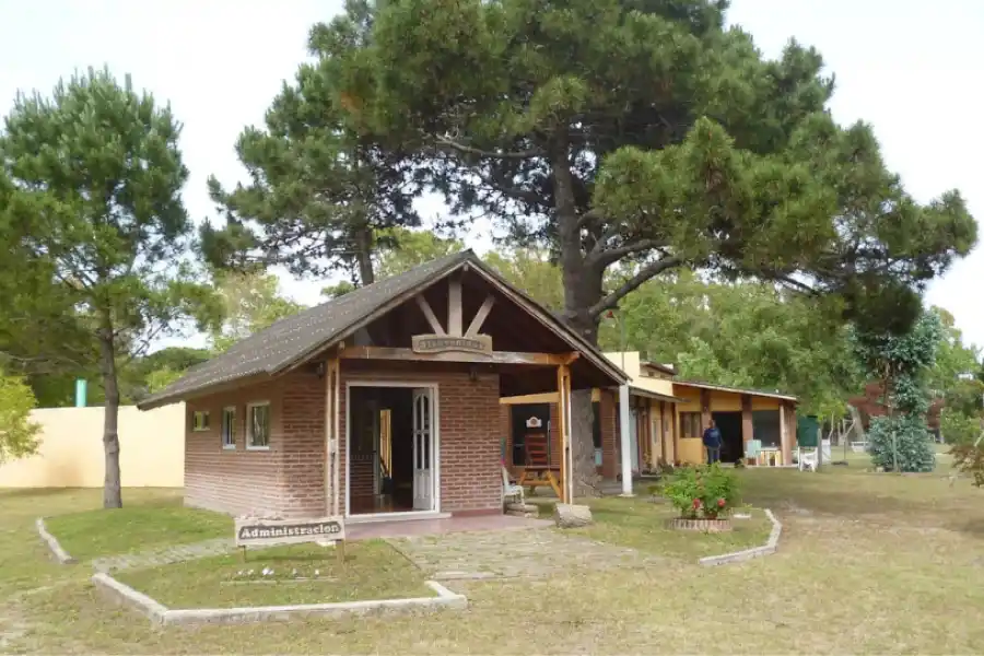 AGUAS VERDES. El camping dispone de cabañas, además de dormis y parcelas. / AGUAS VERDES