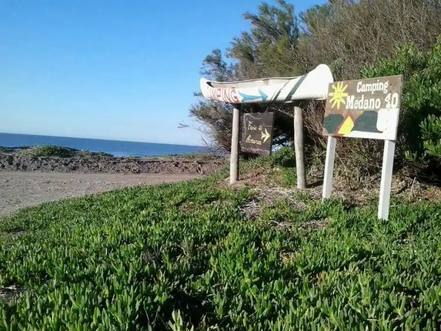 MÉDANO 40. Entrada al camping de Orenso./MÉDANO 40