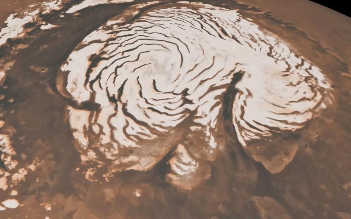 Los vientos extremadamente fuertes generan surcos en las capas de hielo, lo que le dan los característicos remolinos.