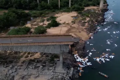 VIDEO. El colapso de un enorme puente en Brasil dejó una decena de víctimas fatales