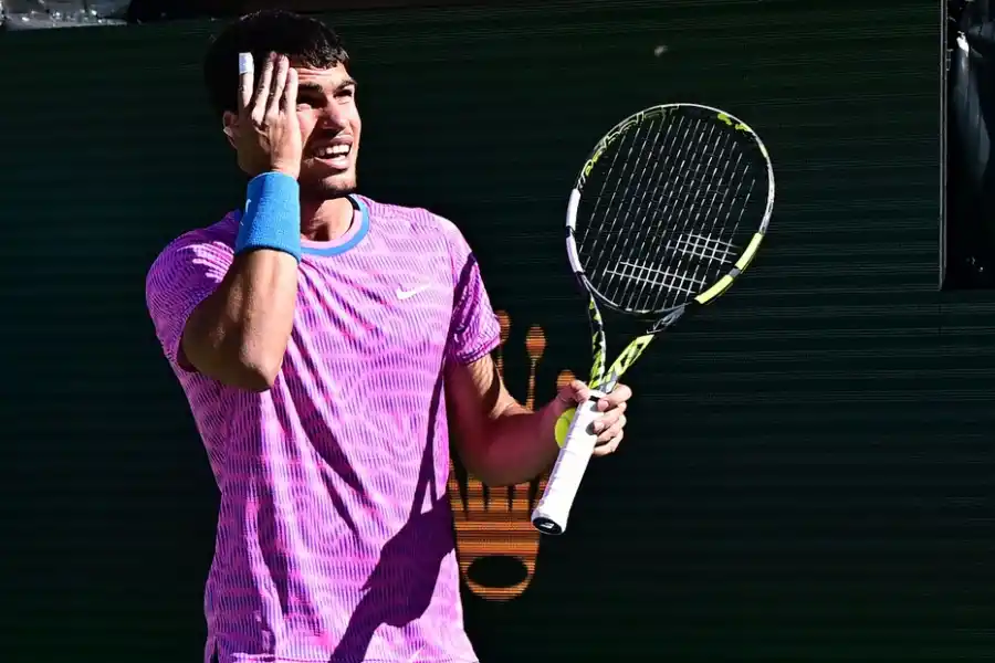 EN TODOS LADOS. Carlos Alcaraz sufrió la invasión de abejas en Indian Wells.