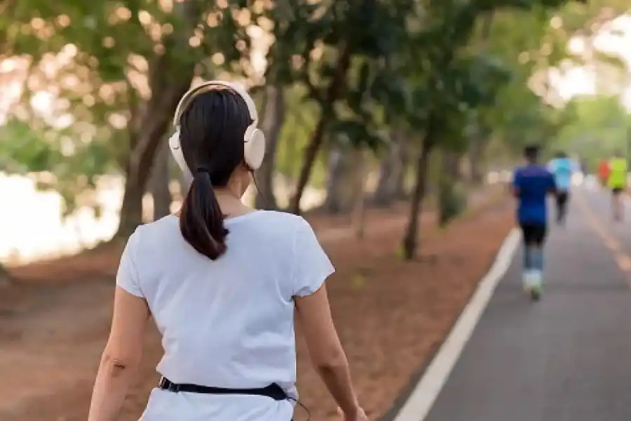 Moverse porlas mañanas puede mejorar los nivles de azúcar en sangre.