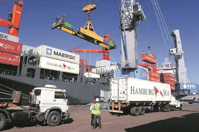 El gobierno de Milei prepara la eliminación de las retenciones a la exportación para 1.000 productos industriales
